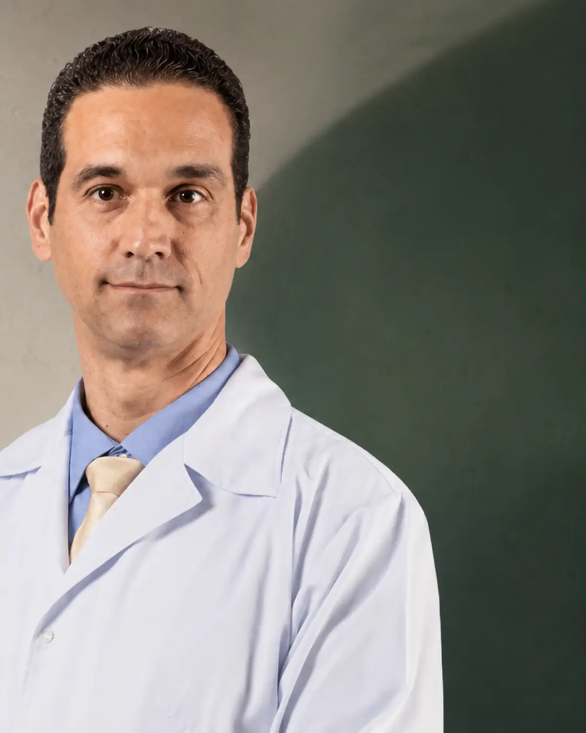 Retrato editorial do Dr. Caio D’Elia para a newsletter Movimento em Evidência