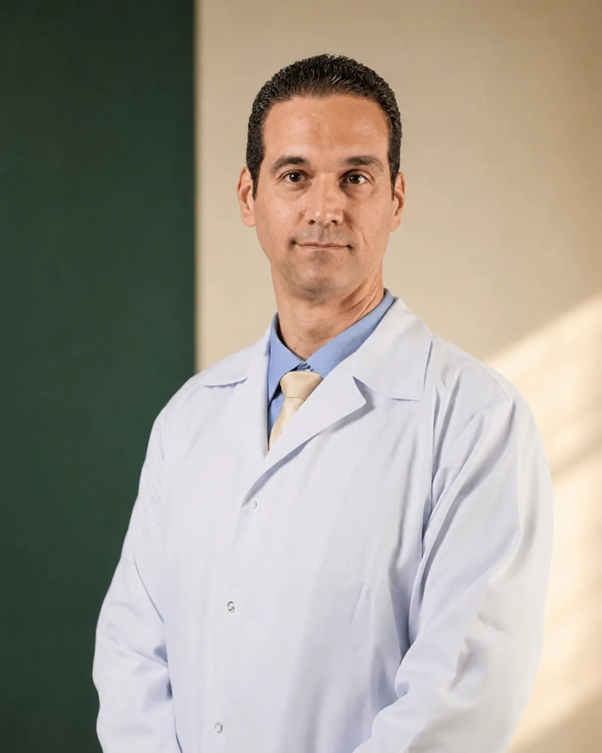Retrato editorial do Dr. Caio D’Elia, médico ortopedista e traumatologista